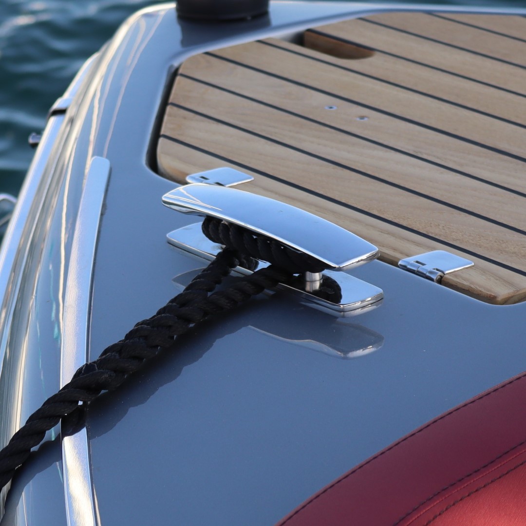 Stainless steel boat cleat for secure mooring